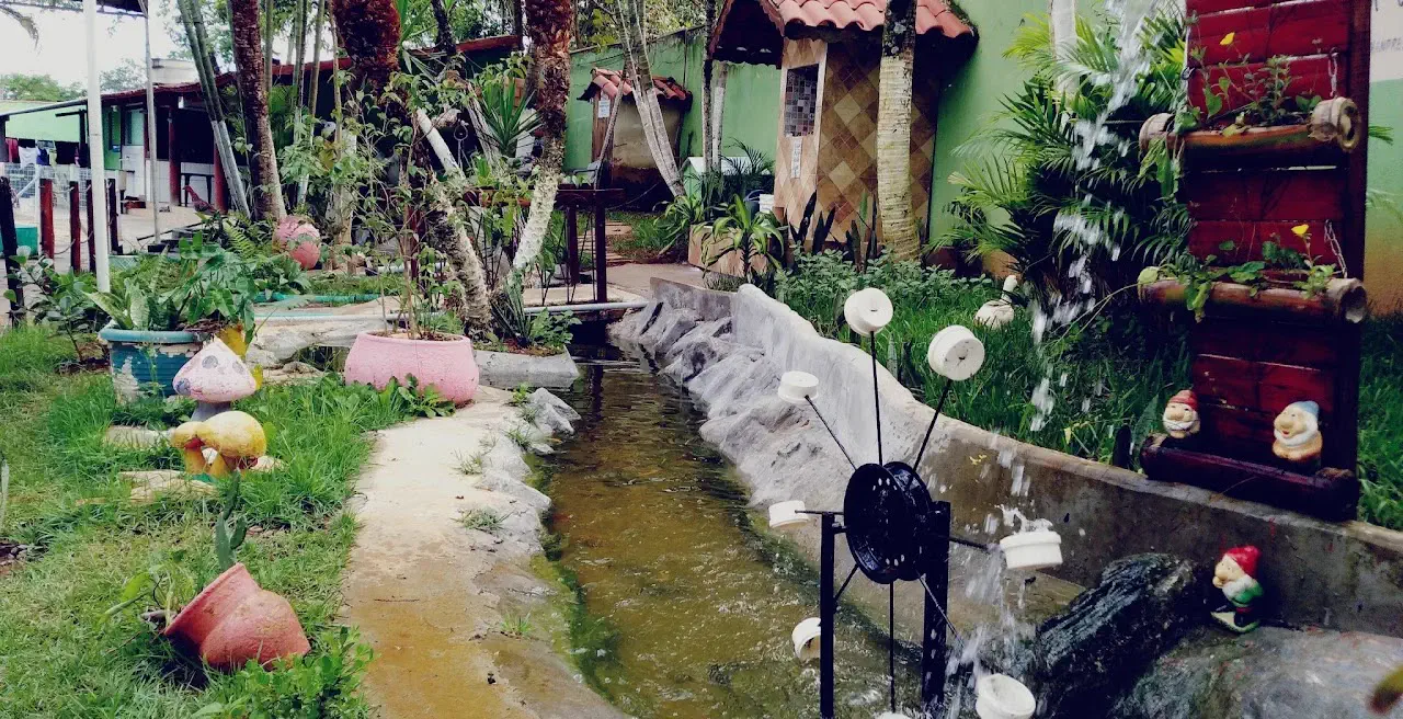 Área verde com paisagismo e fonte